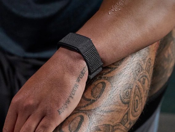 Wearable en la muñeca midiendo HRV, frecuencia cardiaca y oxígeno en sangre